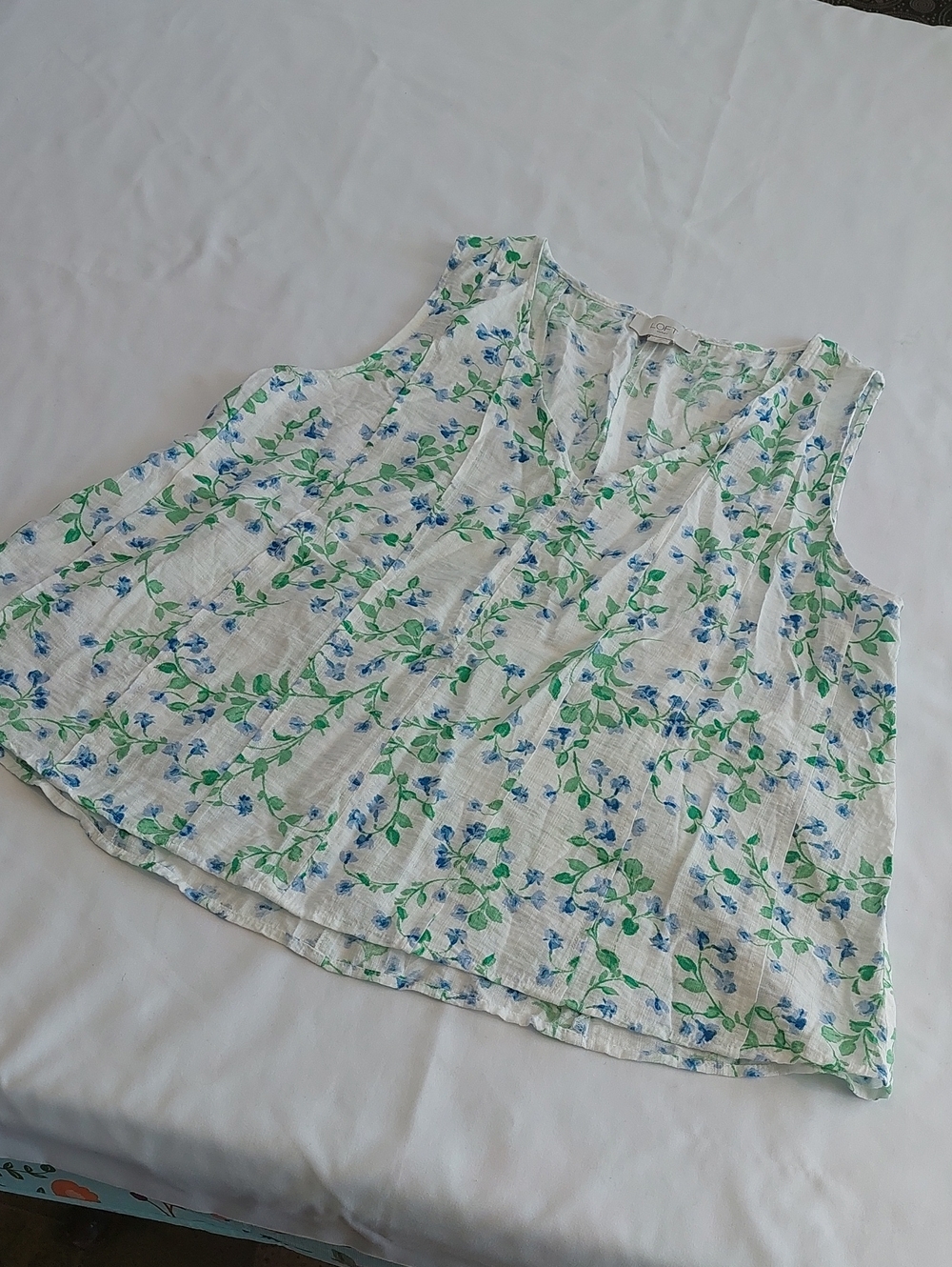 LOFT Outlet White Sleeveless VNeck Floral Camisole with Blue and Green Print Xs